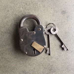 Large Antique Style Padlock with Keys